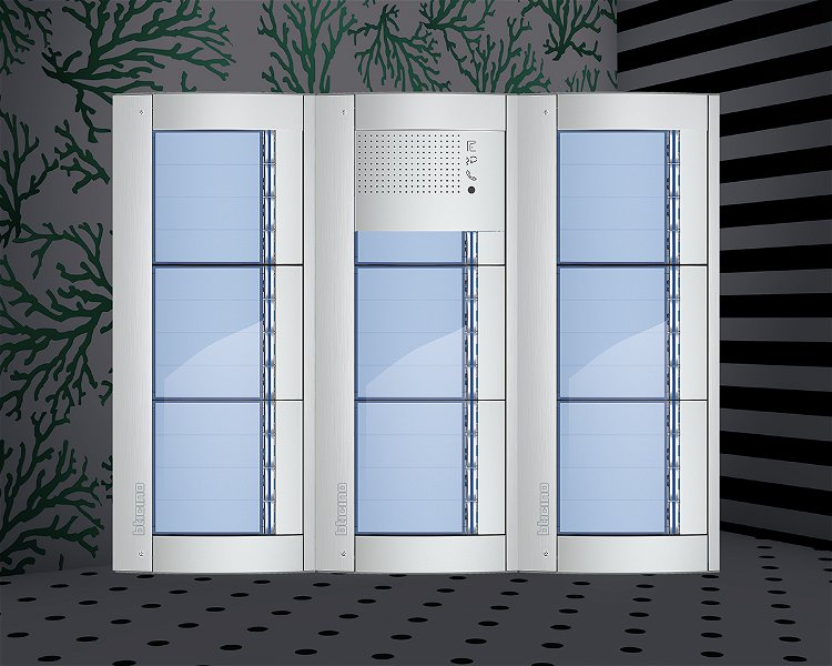 Afbeelding van het Serie 131A deurstation met 33 BTicino beldrukkers